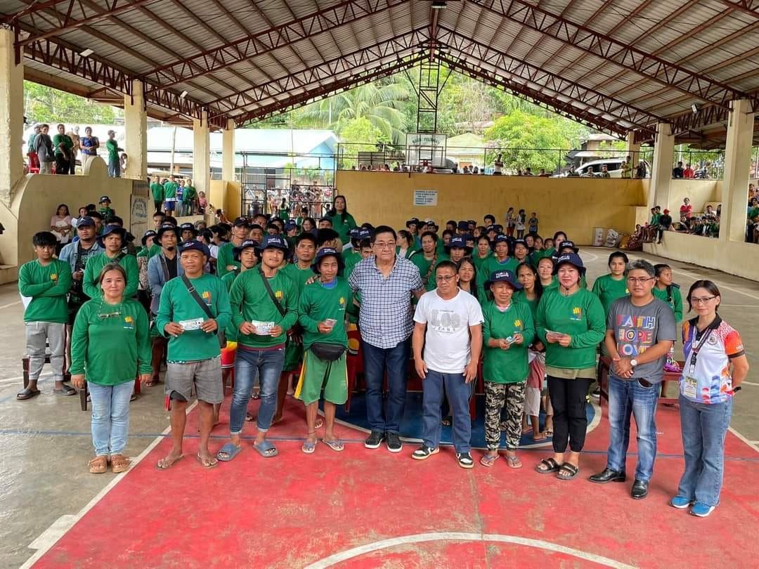 Gov. Gambito leads the distribution of TUPAD wages
